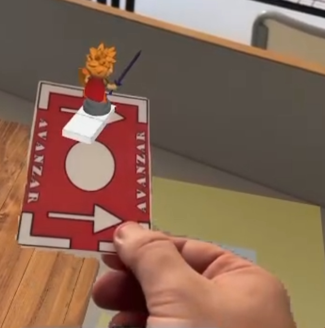 Se ve como un personaje está encima de la carta que muestra el usuario, mostrando que esta ha sido escaneada con exito